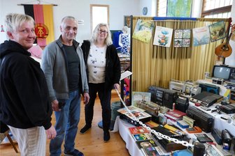 Umzug statt Schließung? Gelenauer DDR-Museum könnte in Leipzig eine neue Heimat finden - Andrea Müller (rechts) führt Hendrik Krieger und dessen Frau durch das Gelenauer DDR-Museum.