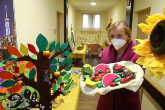 UN-Aufruf bringt Früchte in Kitas und ins Seniorenzentrum - Katrin Hernández Pintado vom Mehrgenerationenhaus beim Aufbau der Ausstellung "Obst und Gemüse - sooooo gut" im PKP-Seniorenzentrum. Sie hat das Projekt mit Kitas und Schulen auf die Beine gestellt.