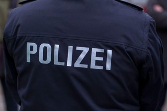Polizei: «Polizei» steht auf der Uniform eines Polizisten.