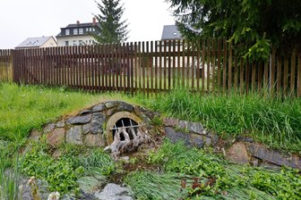 Unappetitliche Abwasserspuren am Rödlitzbach sorgen für Ärger - Aus diesem Rohr flossen mehrfach Abwasser, Toilettenpapierreste und Feststoffe in den Rödlitzbach.