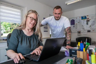 Unauffällig helfen: Martin Hofmanns Mission bei der Diakonie im Erzgebirge - Jana Hertel und Martin Hofmann arbeiten im Bereich Ambulante Dienste der Diakonie. Ihre Arbeit läuft oft im Verborgenen ab. Am Mittwoch wird aber zum Tag der offenen Tür in der Herrenstraße gebeten.