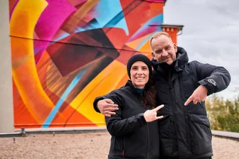 Unauffällig wie ein Schatten, aber weltweit gefragt: Graffiti-Experte René Kästner - der Mann hinterm „Hallenkunst“-Projekt der Kulturhauptstadt - René Kästner, Organisator der „Hallenkunst“, und Claudia Walde, nachdem sie ihr abstraktes und farbauffälliges Fassadenbild am Johannisplatz in Chemnitz im Oktober vergangenen Jahres an die Wand gebracht hatte. Es war die erste Fassadenmalerei, die zum „Hallenkunst“-Projekt entstanden ist.