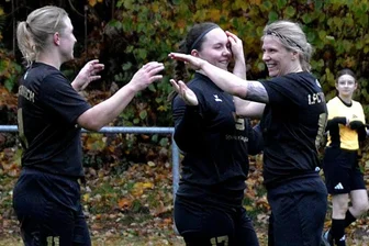 Unaufhaltsam in der Fußball-Landesklasse: Frauen des 1. FC Rodewisch stürmen mit 5:0-Sieg weiter nach oben - Die Fußballerinnen des 1. FC Rodewisch freuen sich hier nach einem Tor gegen Zschopau. Von links Sabine Greese, Celina Mehnert und Louise Modes.