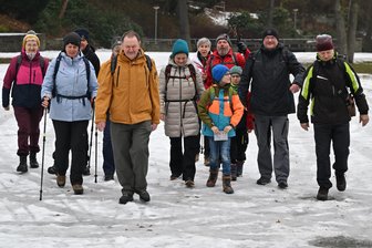 Unbeeindruckt vom Schmuddelwetter: Hunderte bei der Schneekristall-Wanderung in Aue - Eine Wandergruppe aus Beierfeld lässt sich die Auer Schneekristall-Wanderung seit vielen Jahren nicht entgehen.