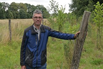 „Unbefriedigender“ Zustand: Tier- und Pflanzenwelt in der Würschnitz soll sich erholen - Marcel Drechsler ist Flussmeister der Flussmeisterei Chemnitz der Landestalsperrenverwaltung. Er steht vor angepflanzten Bäumen und Sträuchern und einer vom Feld zur Wiese umgewandelten Fläche an der Würschnitz.