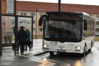 Unbefristeter Streik im Busverkehr: Worauf sich die Mittelsachsen ab Mitternacht einstellen müssen - Unbefristeter Streik: Die Busse von Regiobus - hier am Mittweidaer Bahnhof - werden ab Samstag voraussichtlich nur sehr eingeschänkt fahren.