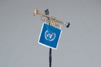 Unbegrenzte Unmöglichkeiten: Wie das Digitale Raum greift - "Zapfenstreich" von Simon Weckert ist eine Klang-Installation, die wie von Geisterhand gesteuert die Trompete erklingen lässt.