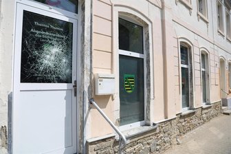 Unbekannte attackieren AfD-Bürgerbüro in Schwarzenberg - Die Scheibe der Eingangstür des AfD-Bürgerbüros in Schwarzenberg wurde beschädigt.