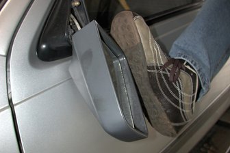 Unbekannte attackieren sechs Autos in Hohenstein-Ernstthal - Unbekannte haben in Hohenstein-Ernstthal an fünf Autos die Spiegel beschädigt.