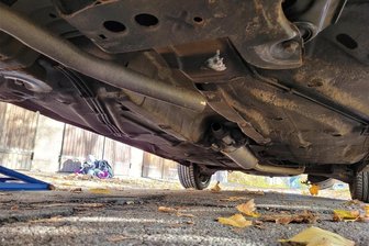 Unbekannte bauen in Zwickau von einem Audi den Katalysator ab - So kann es aussehen, wenn ein Katalysator geklaut wurde.