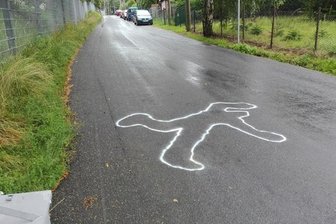 Unbekannte bemalen Straße in Chemnitz mit Farbe - 
