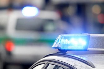 Unbekannte beschädigen Zaun - Pferde reißen aus - In der Nacht zu Montag haben in Neustadt Unbekannte einen Weidezaun an einer Pferdekoppel nahe des Oberen Winnwegs beschädigt. Mehrere Pferde nahmen Reißaus.