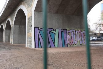 Unbekannte beschmieren Eisenbahnviadukt -
