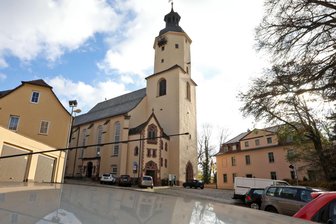 Unbekannte beschmieren Fassade der Georgenkirche in Glauchau - Unbekannte haben die Fassade der Georgenkirche in Glauchau beschmiert.