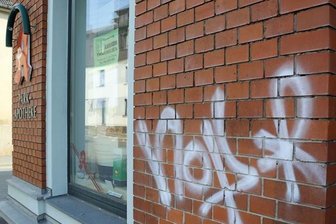 Unbekannte beschmieren fast 50 Häuser in Leubnitz -