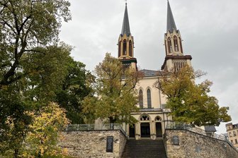 Unbekannte beschmieren Kirche im vogtländischen Oelsnitz - Die Kirche St. Jakobi in Oelsnitz wurde beschmiert.