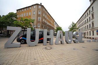 Unbekannte beschmieren Skulptur "Zuhause" - 