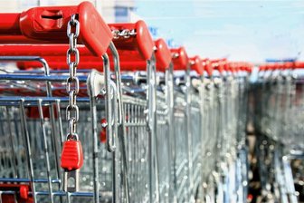 Unbekannte bestehlen drei Frauen in Westsachsen - Einkaufswagen stehen vor einem Supermarkt (Symbolbild).