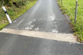 Unbekannte betonieren Regenableitung zu: Stadt Adorf erstattet Anzeige - Unbekannte füllten die Pflasterrinne der Straße Am Freiberger Berg in Adorf mit Beton. Die Stadt erstattet Anzeige. 