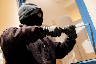 Unbekannte brechen in Einfamilienhaus im Vogtland ein – Polizei sucht Zeugen - Der oder die Täter sind gewaltsam in das Haus eingedrungen.