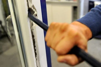 Unbekannte brechen in mehrere Kleingärten ein -