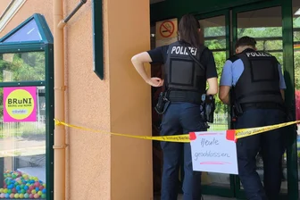 Unbekannte brechen in Plauener Bring- und Nimmladen ein: „Es sieht gruselig aus drinnen“ - Nach einem Einbruch im Bring- und Nimm-Geschäft: Die Spurensicherung war am Mittwoch schnell vor Ort.