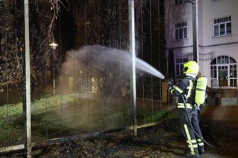 Unbekannte brennen Hecke in Chemnitz nieder - Die Feuerwehrleute löschten den Brand am Montagabend.