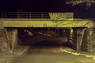 Unbekannte bringen ausländerfeindliche Plakate an Brücken an -