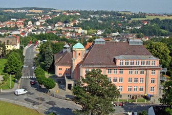 Unbekannte bringen Schüler in Lebensgefahr - An der Diesterwegschule in Werdau, hier ein altes Foto der momentan eingerüsteten Einrichtung, wurden Räder und Mopeds von Jugendlichen manipuliert.