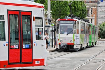 Unbekannte demolieren Fahrscheinautomaten - 