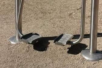 Unbekannte demolieren Fitnessgerät am Festplatz - Das beschädigte Fitnessgerät am Festplatz in Flöha.