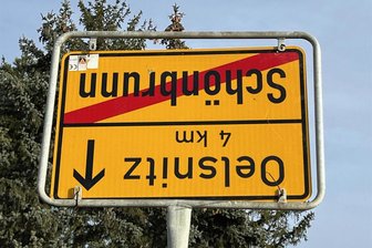 Unbekannte drehen Ortsschilder auf den Kopf - Auf den Kopf gedreht: Aus Protest sind in der Gemeinde Bösenbrunn Ortseingangstafeln umgedreht worden.