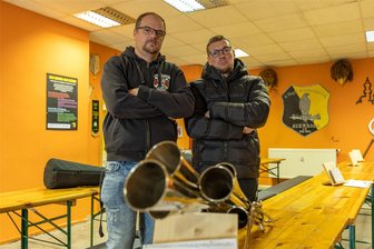 Unbekannte dringen in die Probenräume des 1. Vogtländischen Schalmeienzuges Auerbach ein - Bestürzt über den Einbruch: Ronny und Stefan Knoth vom 1. Vogtländischen Schalmeienzug Auerbach.