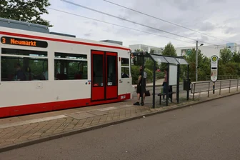Unbekannte entglasen Wartehäuschen am Glück-Auf-Center in Zwickau - An der Haltestelle „Glück-Auf-Center“ gingen Scheiben zu Bruch.