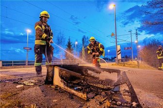 Unbekannte fackeln Bücherschrank in Limbach ab - Am Dienstagabend steckten Unbekannte einen Holzschrank mit Büchern in Brand, der zuvor im Wetterschutzhäuschen des Bahnhofs Limbach aufgestellt war. 