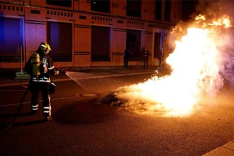 Unbekannte fackeln in Zwickau Mülltonne ab - So sah es aus, als vor wenigen Tagen in Chemnitz eine brennende Mülltonne von der Feuerwehr gelöscht wurde.