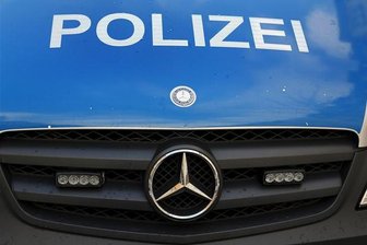 Unbekannte graben angespitzte Metallstange in Boden ein - Traktorreifen zerstört -