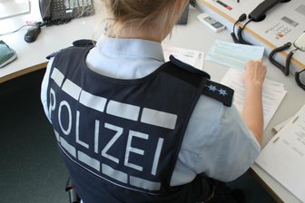 Unbekannte haben in Plauen eine Straßenbahnscheibe zerkratzt - Die Polizei hofft, dass sich Zeugen melden.