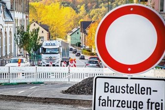 "Unbekannte Hindernisse": Deshalb wird die B 173 bei Flöha dieses Jahr nicht fertig - Wegen der Erneuerung der Fahrbahndecke auf der B 173 ist im Jahresverlauf auch die sogenannte Schulbergkreuzung zum Nadelöhr geworden.