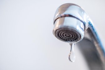 Unbekannte klauen Badarmaturen aus leerstehendem Haus in Limbach-Oberfrohna - Die Täter schraubten unter anderem Badarmaturen ab.