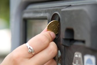 Unbekannte knacken Automat an Loipe im Vogtland - Einen Parkscheinautomaten haben Unbekannte in Grünbach aufgebrochen.