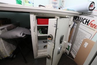 Unbekannte knacken Tresor im Ballhaus -