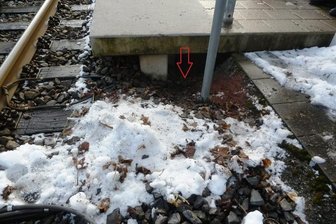 Unbekannte kriechen in Schacht und klauen Kupferkabel - Durch diese Öffnung unterhalb des Bahnsteigs am Haltepunkt Niederdorf sind die Unbekannten gekrochen, um an das Kupfererdungskabel zu gelangen.