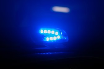 Unbekannte laufen auf dem Sonnenberg über Autos - Die Polizei ermittelt zu beschädigten Autos auf dem Sonnenberg.