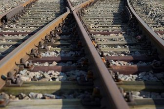 Unbekannte legen Biomülltonnen auf Gleise -