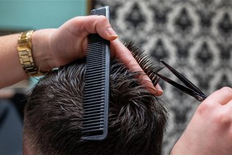 Unbekannte machen bei Einbruch in Friseurgeschäft in Plauen erheblich Beute - Aus einem Friseurgeschäft an der Straßberger Straße haben Einbrecher unter anderem diverses Friseurzubehör mitgenommen.