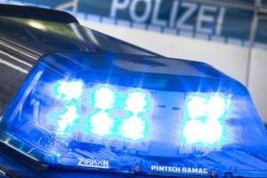 Unbekannte rauben 22-Jährige aus -