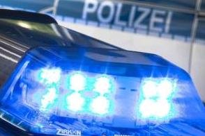 Unbekannte rempeln Mann an und stehlen seine Geldbörse - Eine Gruppe unbekannter Personen hat am Mittwoch einem Mann in Reichenbach erst angerempelt und dann seinen Geldbeutel aus seiner Hosentasche entwendet.