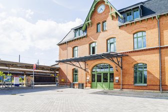 Unbekannte richten in Mittweida Schaden an: Scheibe von Auto zerschlagen, SS-Runen gesprüht - Am Bahnhof Mittweida wurden SS-Runen gesprüht.
