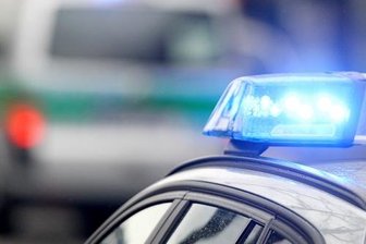 Unbekannte ritzen Hakenkreuze in Autolack -